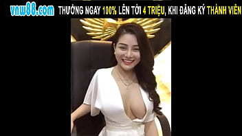 Beautiful Girl With Large Chest Accidentally Exposes Breasts During Live Stream