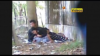 Desi Girls Giving Outdoor Blowjobs To Their Lovers – Indian Sex Clips