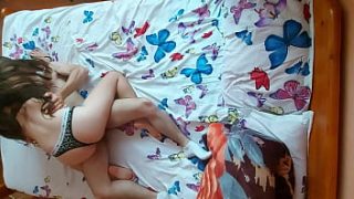 Молодые влюбленные обнимаются сверху