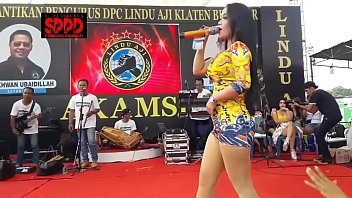 Sensual Indonesian Performance – Sintya Riske’s Captivating Stage Dance