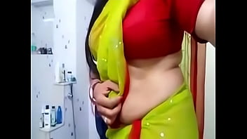Indian Bhabhi Flaunting Side Boobs And Midriff In Blouse For Her Lover
