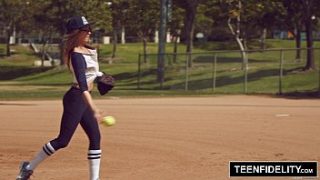Кирстен Ли получает оральный секс от своего тренера в сцене из Teenfidelity