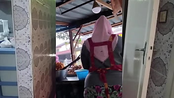 Curvy Indonesian Muslim Mature Woman