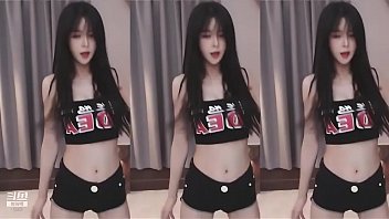 Chinese Girl Showcases Slender Physique Through Dance