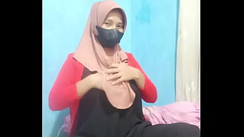 Muslim Woman In Indonesia Pleasures Herself With A Toy To Climax