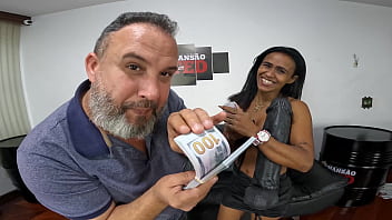 Uma Milf Indiana Topa O Desafio De 10 Mil Dólares Para Enfiar O Tikinho No Cú