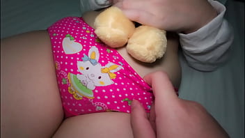 สาวน้อยวัยใสโดนจับเสียวจนร้อง