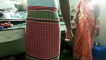 मालकिन ने किचन में ही रसोइए को दबोचकर उसकी चुदाई करवा दी