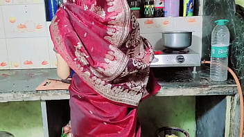 साड़ी में देसी भाभी की खूबसूरती देख मैं उस पर टूट पड़ा