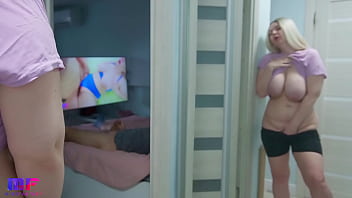 Curious Stepdaughter Peeks At Her Stepdad’s Private Time