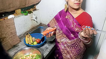 सुबह-सुबह किचन में सेक्सी भाभी को खाना बनाते देखकर जी नहीं भरा