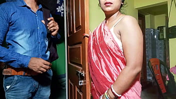 भाभी को ब्रा सेल्समैन ने फुसलाकर चोदा, हिंदी में साफ आवाज़