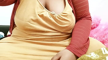 Curvy Bengali Bhabhi With Tempting Curves