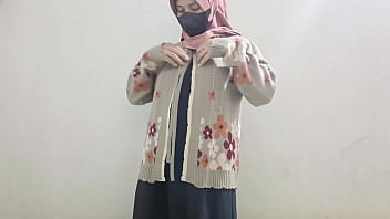 Gadis Berhijab Merasakan Nikmat Dengan Mentimun
