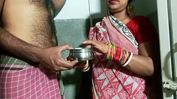 ससुर ने बहू की पीठ पर तेल लगवाया और गेट पर ही चोद दिया